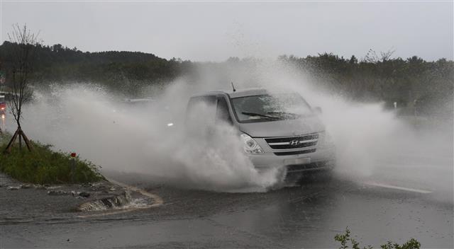 2일 오전 제18호 태풍 ‘미탁(MITAG)’의 영향으로 침수된 제주시 조천읍 번영로에서 통행 차량들이 물보라를 일으키며 지나가고 있다.2019.10.2 뉴스1