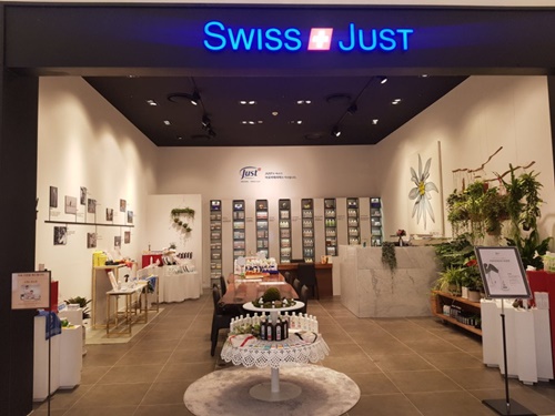 알프스 등 청정지역에서 자란 천연허브를 추출한 자연허브 화장품 브랜드 유스트의 하남 신세계 백화점 매장 전경.