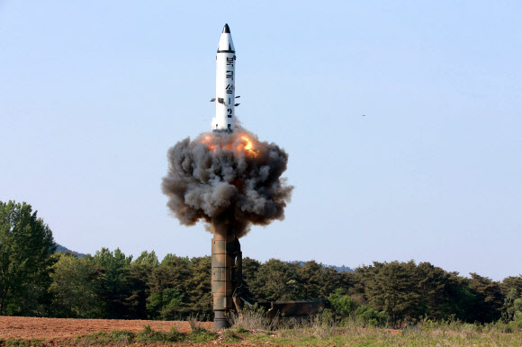 사진은 북한이 2017년 5월 시험 발사한 중장거리 전략 탄도탄 ‘북극성 2호’ 시험 발사 장면. 연합뉴스 자료사진