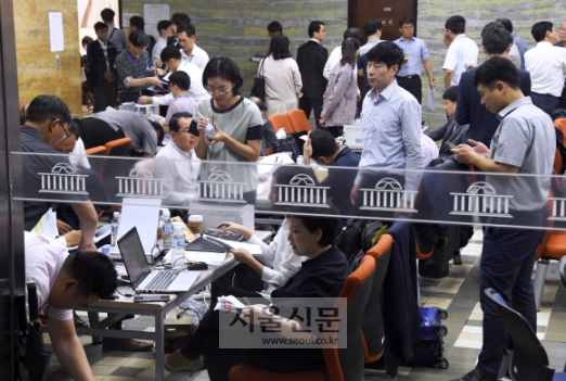 [서울포토] ‘국정감사 자료를 준비하는 관계자들’