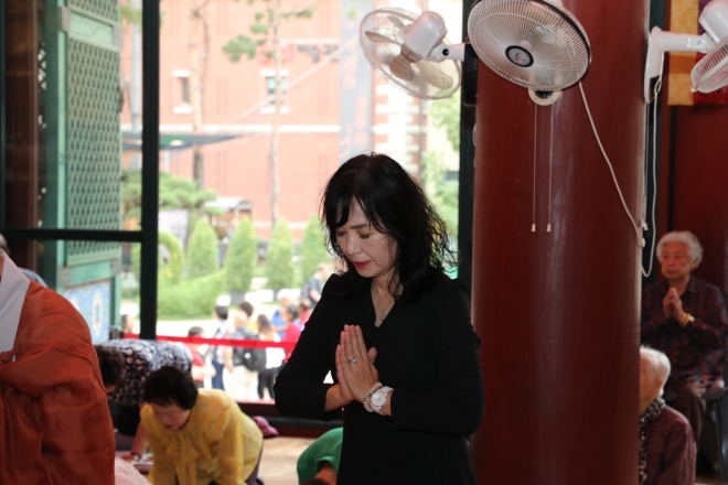 작가 공지영씨가 2일 서울 조계사를 찾아 불교를 모욕하는 합성사진을 SNS에 올린 것에 대해 참회의 절을 세 번 올리고 있다. 2019.10.2  조계종 제공