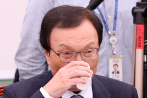 민주당, 조국 수사검사 ‘피의사실 공표’로 고발