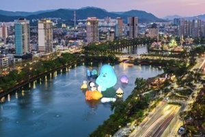 송파 석촌호수에 높이 16m 우주몬스터