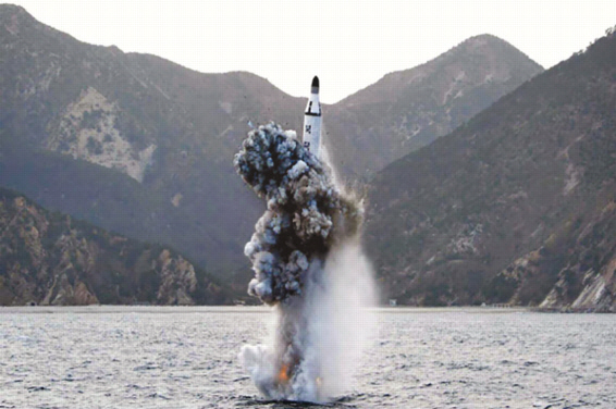 북한이 2일 오전 잠수함탄도미사일(SLBM)로 추정되는 발사체를 발사했다. 사진은 2016년 4월 북한이 수중시험발사를 했던 SLBM ‘북극성1형’(KN11)의 모습. 연합뉴스