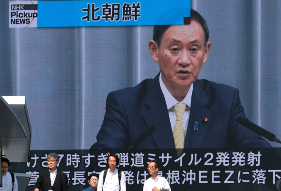 북한 미사일 발사 회견하는 일본 관방장관