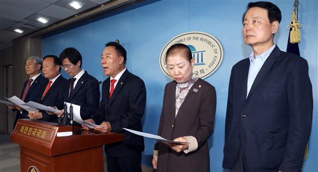 기자회견 연 한국당 문체위원들
