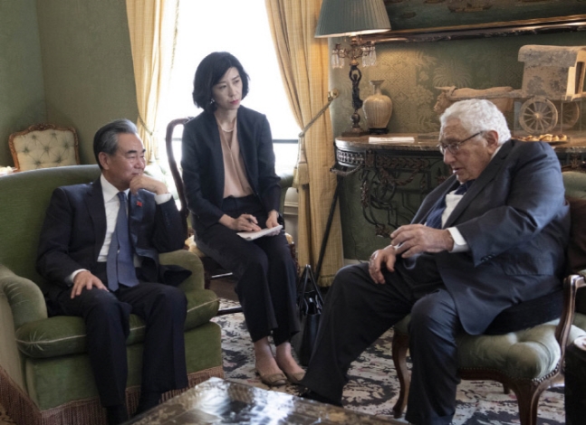 미국을 방문한 왕이 중국 외교부장(왼쪽)이 지난달 27일(현지시간) 헨리 키신저(오른쪽) 전 미국 국무장관을 만나 미중 갈등 해결을 주제로 대화를 나누고 있다. 중국 외교부 제공