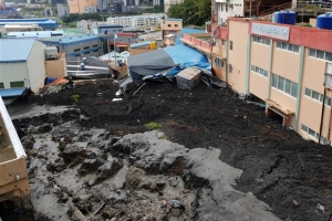 부산 산사태로 토사 500m 밀려와… 주택·식당·일가족 덮쳤다