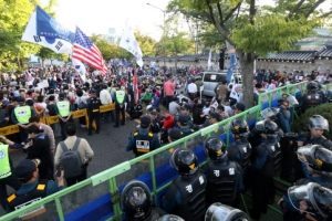 ‘청와대 인근서 폭력시위’ 35명 경찰에 연행