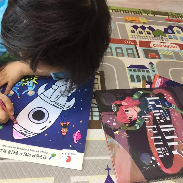 우따따 정식 출시 전 체험판 서비스에 참여한 한 아이가 ‘별나라의 신데렐라’ 워크북에 색칠을 하고 있다. 유지은 대표 제공
