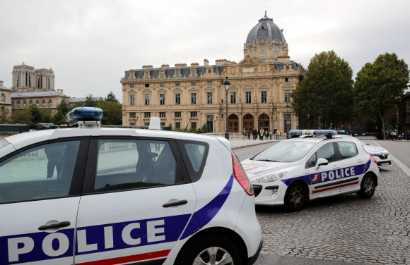3일(현지시간) 프랑스 파리 중심가의 경찰청 본부에서 흉기를 든 남자가 경찰관들을 공격해 경찰관 4명이 목숨을 잃었다. 로이터 연합뉴스