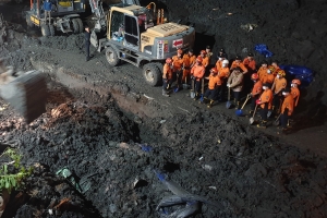부산 산사태 현장 밤샘 수색...실종자 2명 못찾아