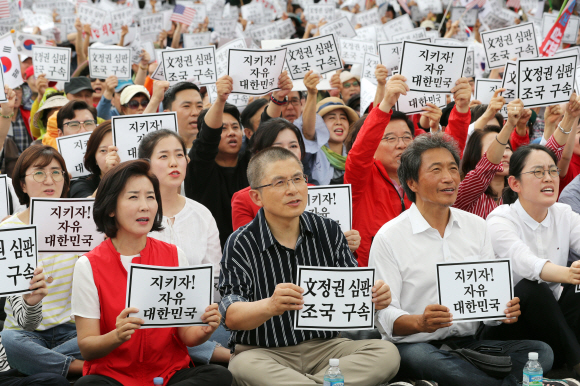 구호 외치는 자유한국당 지도부      (서울=연합뉴스) 하사헌 기자 = 자유한국당 황교안 대표와 나경원 원내대표 등 당원들이 3일 오후 광화문 광장에서 열린 문재인 정권 헌정유린 중단과 위선자 조국 파면 촉구 광화문 규탄대회에서 구호를 외치고 있다. 2019.10.3      toadboy@yna.co.kr/2019-10-03 13:40:04/ <저작권자 ⓒ 1980-2019 ㈜연합뉴스. 무단 전재 재배포 금지.>