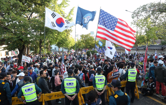 조국사퇴 촉구 보수집회가 열린 2일 오후 청와대 춘추관 앞 도로까지 행진항 시위대가 경찰벽에 막혀 집회를 하고 있다.2019.10.3. 청와대사진기자단