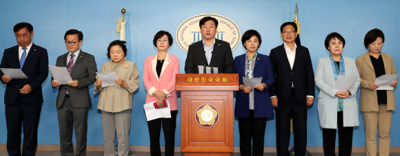 김승희 의원 대통령 건강 발언 사과 요구하는 민주당 보건복지위원들