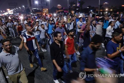 이집트 시민들이 대통령 퇴진 운동을 벌이고 있다. 연합뉴스