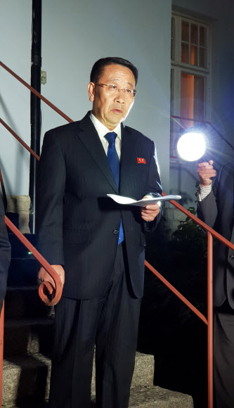 스웨덴 북한대사관 앞에서 성명 읽는 김명길