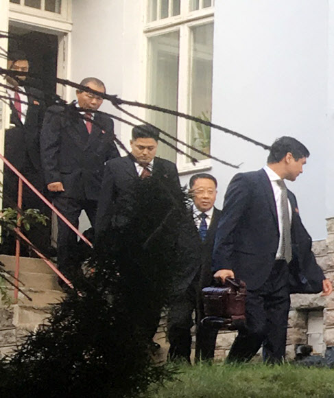 북미 실무협상장 향하는 북한대표단