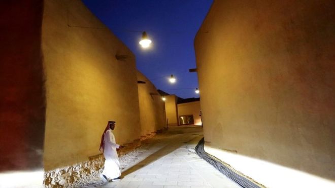 한 사우디아라비아 남성이 고대 도시의 흔적이 묻어나는 디리야 시의 골목에 있는 현대적으로 리노베이션된 주탁들 옆을 지나치고 있다. 로이터 자료사진 