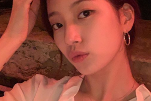 수지, 흰 셔츠에 골드 액세서리만 해도 찰떡 ‘여신 미모’ [EN스타]