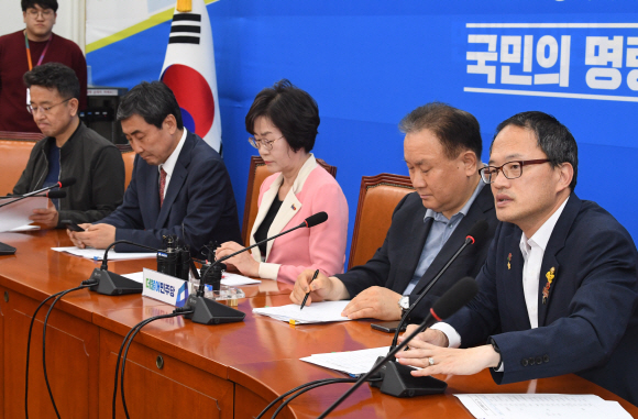 더불어민주당은 6일 오후 국회에서 검찰개혁특위위원장단 기획회의를 열고 활동계획 및 검찰개혁 방향등을 논의했다. 2019.10.6 김명국선임기자 daunso@seoul.co.kr