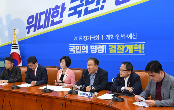 더불어민주당은 6일 오후 국회에서 검찰개혁특위위원장단 기획회의를 열고 활동계획 및 검찰개혁 방향등을 논의했다. 2019.10.6 김명국선임기자 daunso@seoul.co.kr
