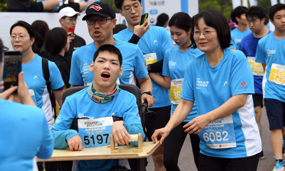대회 곳곳에서 장애인과 비장애인 참가자들이 함께 어우러져 달리는 모습이 연출됐다. 정연호 기자 tpgod@seoul.co.kr