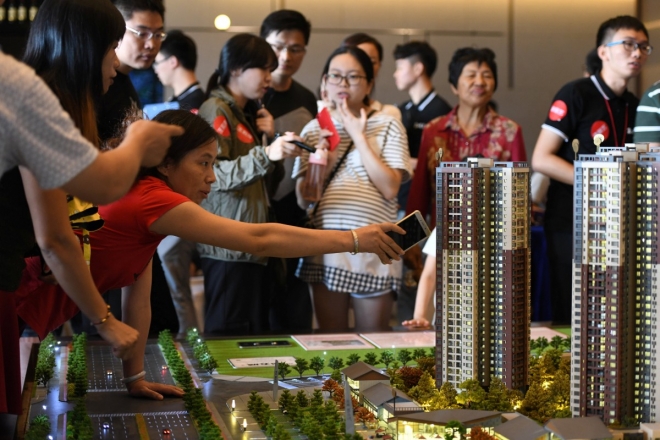 중국은 이미 높은 수준의 정부부채와 고질적인 기업부채로 골머리를 앓고 있는 가운데 가계부채 문제에도 적신호가 켜졌디. 사진은 아파트 모델하우스를 찾은 중국인들. 로이터 연합뉴스