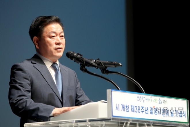 박승원 광명시장이 시민회관에서 개최된 제38주년 시민의 날 기념식에서 기념사를 하고 있다. 광명시 제공