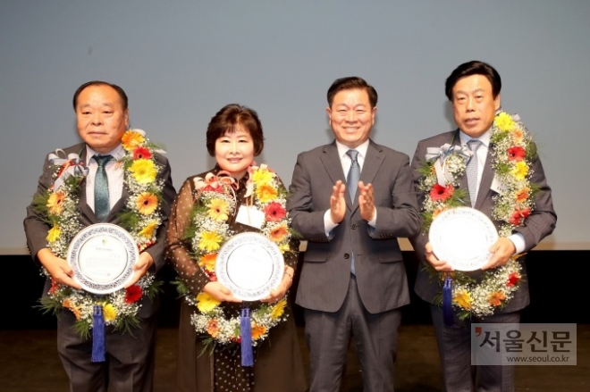 이정환(왼쪽서 첫 번째) 광명시 지역사회보장협의체대표 민간위원장과 이미경(왼쪽서 두 번째) 좋은이웃들 단장, 조용호(맨 오른쪽) 광명상공회의소 부회장이 제38주년 광명시 시민의 날 기념식에서 광명시민대상을 수상하고 박승원(오른쪽서 두 번째) 시장과 기념사진을 찍고 있다. 광명시  제공
