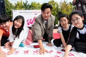 [포토] 배우 이서진, 어린이들과 함께 ‘나라사랑’