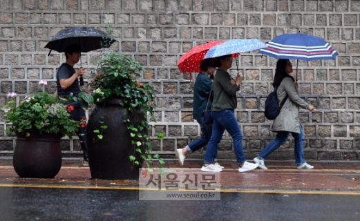 [서울포토] 우산을 쓰고 걸어가는 시민들