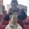 예순여덟, 서울대 청소 할머니의 삭발