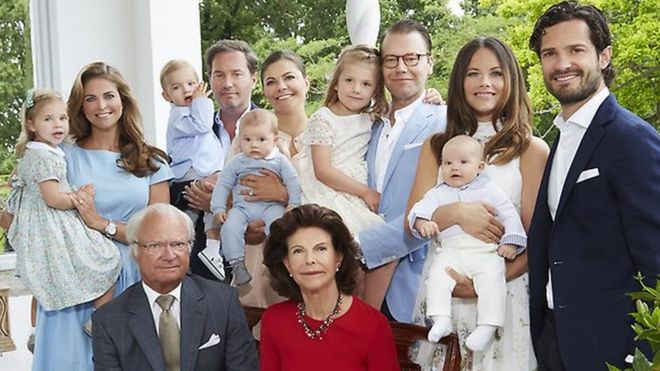 칼 16세 구스타프 스웨덴 국왕과 소피아 왕비를 비롯해 왕실 구성원들이 지난 2016년 7월 솔리덴 궁전에서 가족 촬영을 하고 있다. 스웨덴 왕실 제공 BBC 홈페이지 캡처  