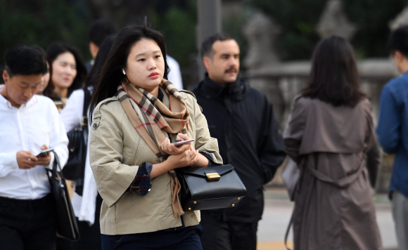 절기상 한로인 8일 서울 청계천에서 외투를 입은 시민들이 출근을 하고 있다. 2019. 10. 8 정연호 기자 tpgod@seoul.co.kr