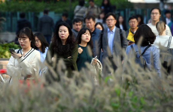 절기상 한로인 8일 서울 청계천에서 외투를 입은 시민들이 출근을 하고 있다. 2019. 10. 8 정연호 기자 tpgod@seoul.co.kr