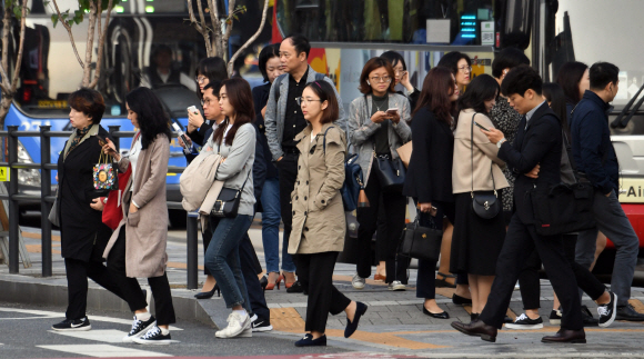 절기상 한로인 8일 서울 광화문 사거리에서 외투를 입은 시민들이 출근을 하고 있다. 2019. 10. 8 정연호 기자 tpgod@seoul.co.kr