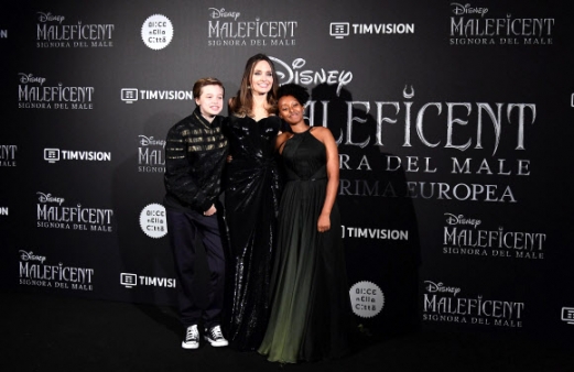 미국 배우 안젤리나 졸리(가운데)가 7일(현지시간) 이탈리아 로마에서 열린 유럽 프리미어 영화 ‘말레피센트 2 (Maleficent: Mistress of Evil, 2019)’에서 딸 샤일로 누벨(왼쪽)과 자하라 말리와 함께 포즈를 취하고 있다. AP 연합뉴스