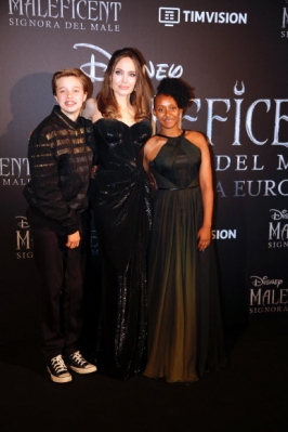 미국 배우 안젤리나 졸리(가운데)가 7일(현지시간) 이탈리아 로마에서 열린 유럽 프리미어 영화 ‘말레피센트 2 (Maleficent: Mistress of Evil, 2019)’에서 딸 샤일로 누벨(왼쪽)과 자하라 말리와 함께 포즈를 취하고 있다. AP 연합뉴스