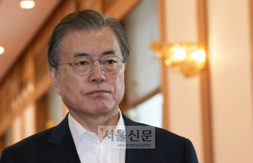 문대통령 주재 청 수석·보좌관 회의 1시간 연기…조국 사퇴 영향인 듯