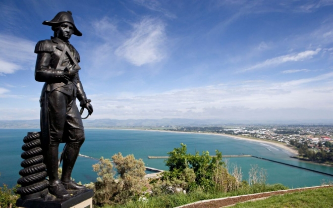 뉴질랜드 북섬 동쪽 해안 도시 기스번 항구를 내려다 보며 서 있는 제임스 쿡 선장의 동상. 지난해에도 누군가 쓰러뜨렸다. 알마이 닷컴 캡처