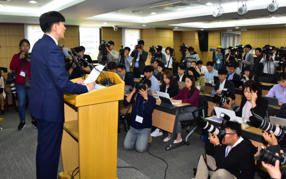 8일 정부과천청사에서 조국 법무부 장관이 검찰개혁방안에 관한 브리핑을 하고 있다. 2019.10.8. 이종원 선임기자 jongwon@seoul.co.kr