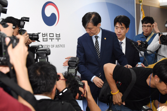 8일 정부과천청사에서 조국 법무부 장관이 검찰개혁방안에 관한 브리핑을 마치고  있다. 2019.10.8. 이종원 선임기자 jongwon@seoul.co.kr