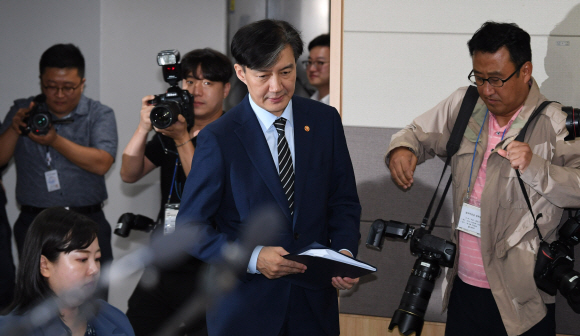 8일 정부과천청사에서 조국 법무부 장관이 검찰개혁방안에 관한 브리핑을 하기 위해 입장을 하고 있다.2019.10.8. 이종원 선임기자 jongwon@seoul.co.kr