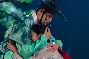 ‘꽃파당’ 공승연♥서지훈, 애틋 재회 “아직 이렇게 뜨거운데”