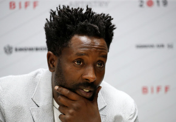 ‘제24회 부산국제영화제’ 닷새째인 7일 오후 부산 해운대구 영화의전당에서 열린 영화 ‘레미제라블’의 기자간담회에서 레쥬 리 감독이 질문에 답하고 있다. 연합뉴스