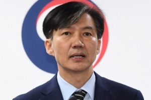 둘로 나뉜 국론… 법령만 살짝 손봐 검찰개혁 완수한다는 조국