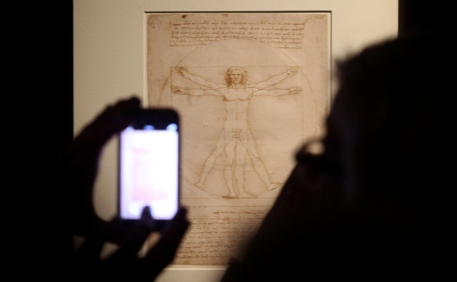 지난 2015년 4월 14일 이탈리아 밀라노에서 일반 전시된 레오나르도 다빈치의 ‘비트루비안 맨’. AP 자료사진