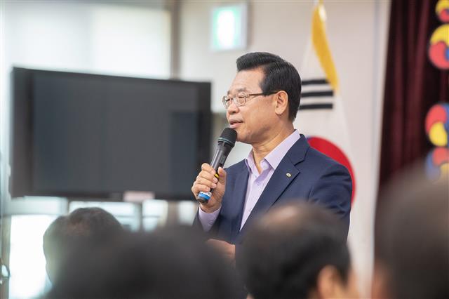 지난 8일 서울 용산구 청파동주민센터에서 열린 ‘현장 구청장실’에서 성장현 용산구청장이 주민들에게 용산의 역사와 이를 보존하기 위해 추진하는 사업을 설명하고 있다. 용산구 제공