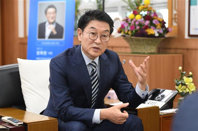 장욱현 경북 영주시장이 지난 8일 집무실에서 서울신문과 인터뷰를 갖고 “영주의 대표 특산물인 풍기인삼의 명품화·세계화를 위해 최선의 노력을 다하겠다”며 각오를 다지고 있다. 영주시 제공